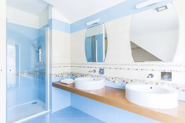 Blaues Badezimmer mit Doppelwaschbecken — Stockfoto
