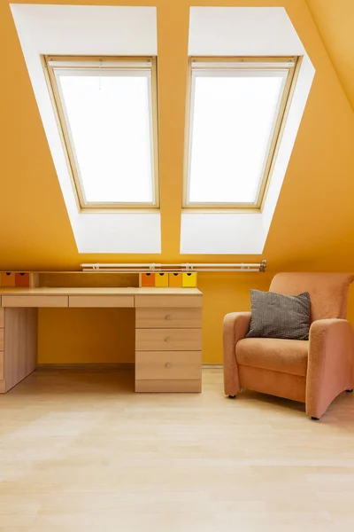 Habitación en colores cálidos con escritorio —  Fotos de Stock