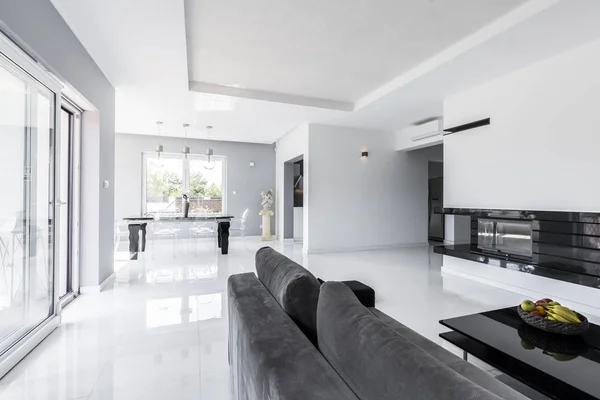 Geräumiges Wohnzimmer mit grauer Couch — Stockfoto