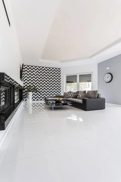Sala de estar espaçosa com papel de parede estampado — Fotografia de Stock