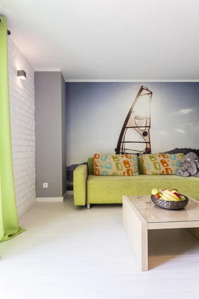 Habitación colorida con papel pintado temático windsurf — Foto de Stock