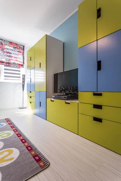 Δωμάτιο με πολύχρωμα εντοιχιζόμενων επίπλων — Φωτογραφία Αρχείου