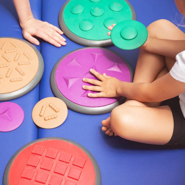 Infância tocando equipamento de integração sensorial — Fotografia de Stock