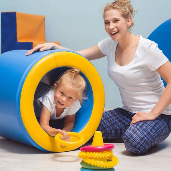 Child exercising during occupational therapy — Stock Photo, Image