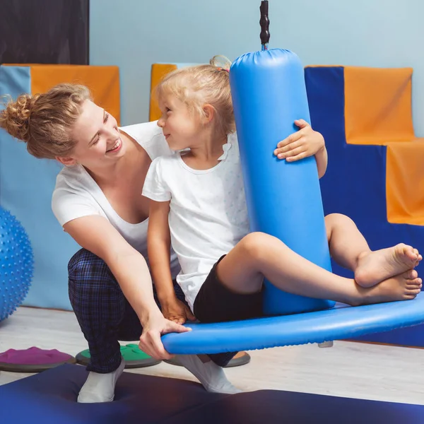 Exercícios para criança durante a aula de integração sensorial — Fotografia de Stock