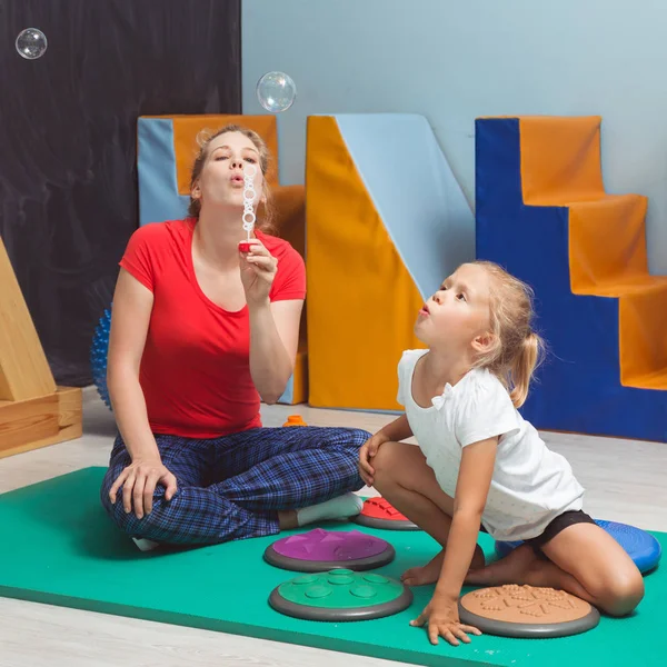 Kind bellen blazen tijdens sensorische integratie therapie — Stockfoto