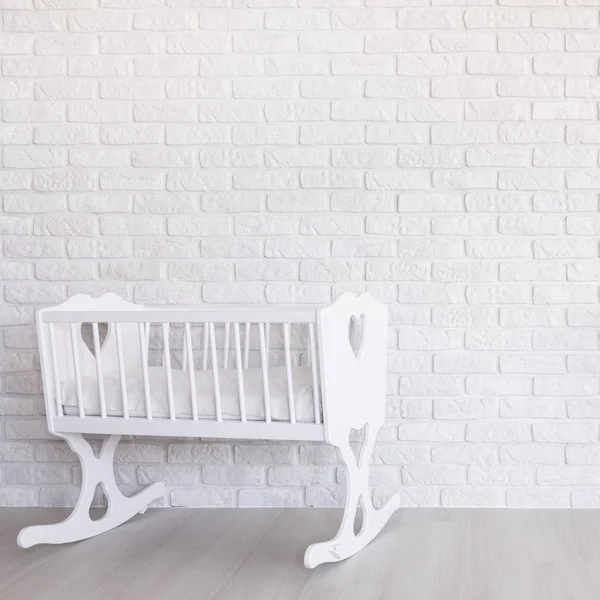 Culla in legno bianca per interni leggeri — Foto Stock