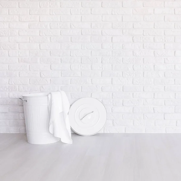 Panier à linge blanc dans une chambre spacieuse — Photo