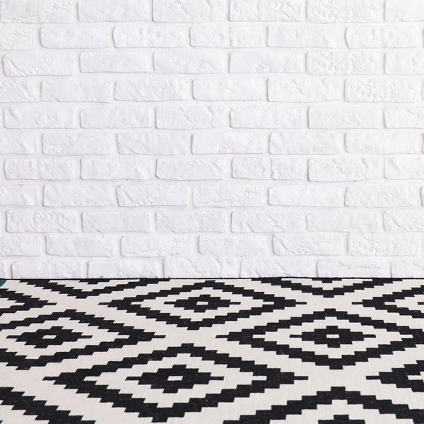 Empty room with brick wall and patterned floor — Stock Photo, Image