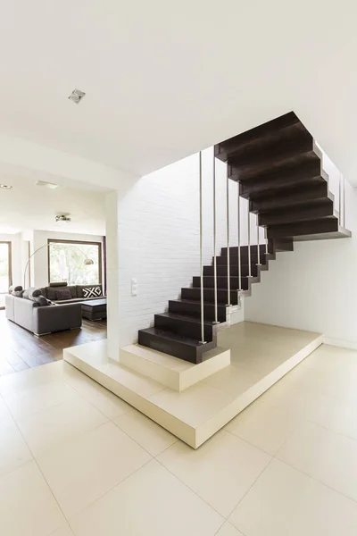 Лестница с черными ступенями — стоковое фото