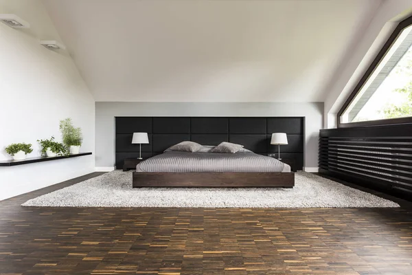 Egy hálószoba nagy ágy — Stock Fotó