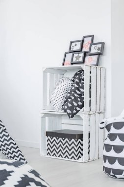 Kutularından yapılmış raf