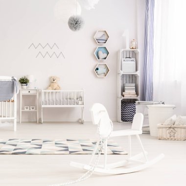 Ahşap sallanan at ile unisex çocuk odası