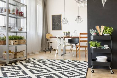 Geniş ve modern yemek odası