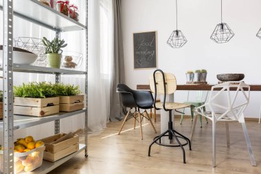 Raf ile yemek alanı