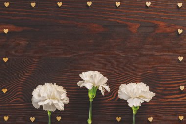 Beyaz Karanfil ve dekoratif Kalpler
