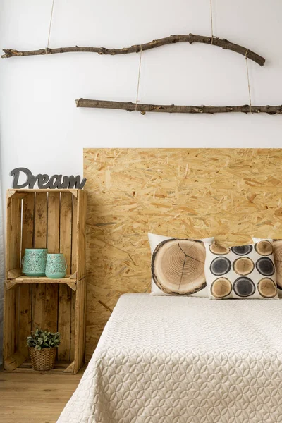 Світла спальня зі зручним ліжком — стокове фото