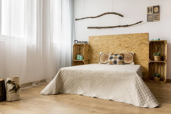 Minimalistisches Schlafzimmer im ökologischen Stil — Stockfoto