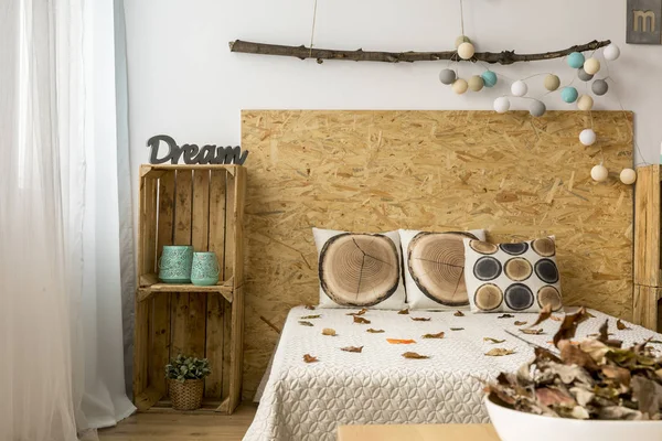 Gemütliches Schlafzimmer mit diy Möbeln — Stockfoto