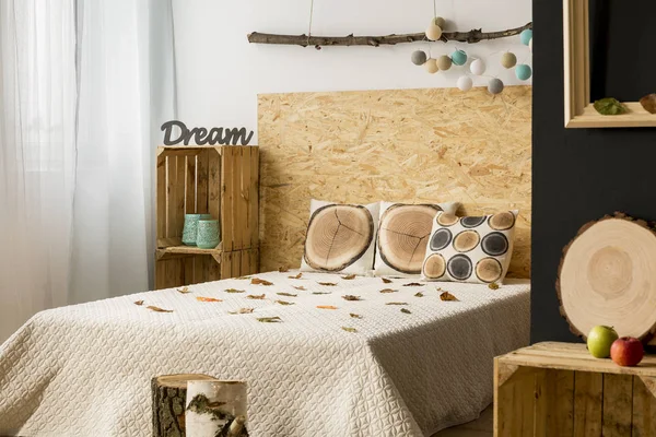 Apartamento com cama de casal e decoração de madeira — Fotografia de Stock