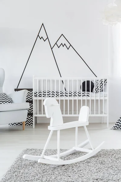 Cavalo de galo no quarto do bebê — Fotografia de Stock