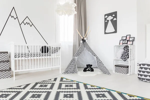 Amplia habitación con tipi — Foto de Stock