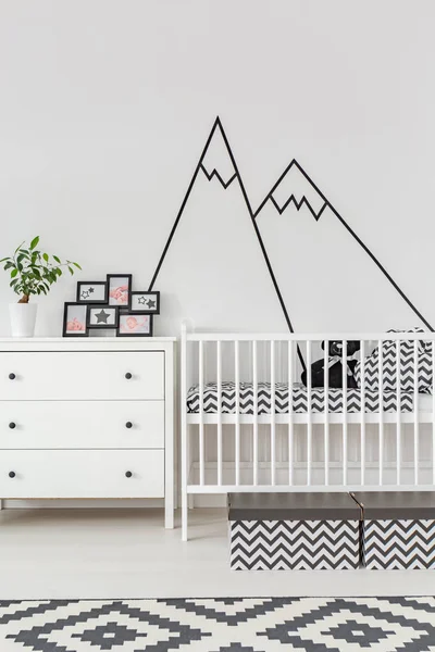 Baby kamer met wanddecoratie — Stockfoto