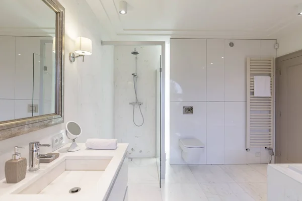 Kamar mandi modern dengan bilik mandi kaca — Stok Foto
