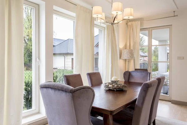 Comedor con mesa grande de madera — Foto de Stock