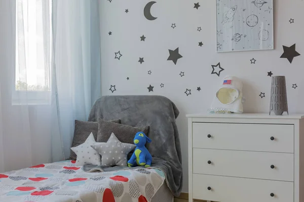 Habitación de niño esquina con cama — Foto de Stock