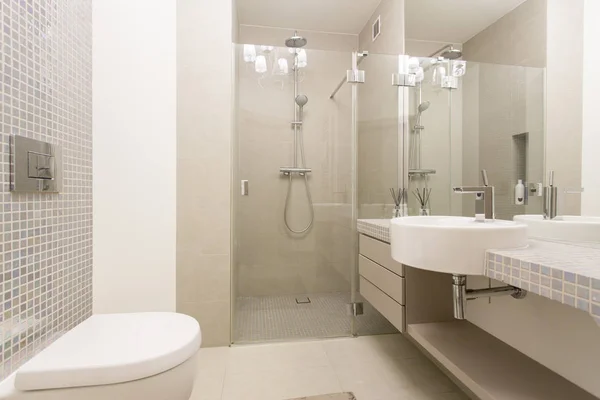 Moderno, casa de banho brilhante com showe envidraçado — Fotografia de Stock