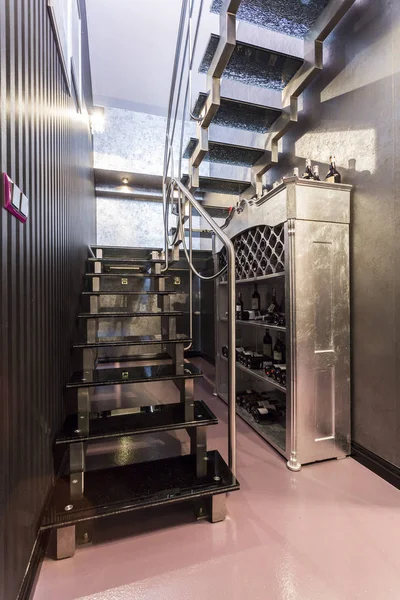 Металлические лестницы в сером металлическом зале — стоковое фото
