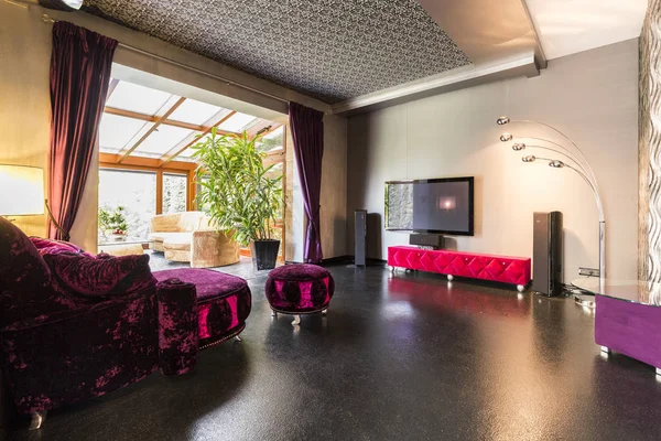 Fioletowy welurowa sofa z salon Tv — Zdjęcie stockowe