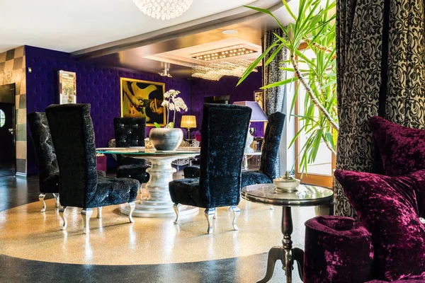 Luksusowy salon z żyrandol — Zdjęcie stockowe