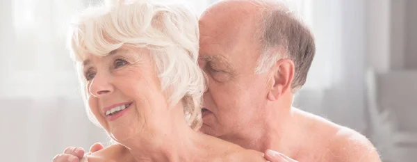 Starší muž líbání krku své manželky — Stock fotografie