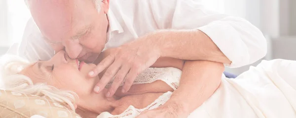Oudere man kussen volwassen vrouw — Stockfoto
