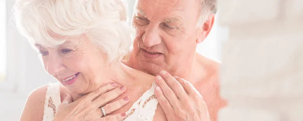 Preliminares entre homem e mulher idosos — Fotografia de Stock