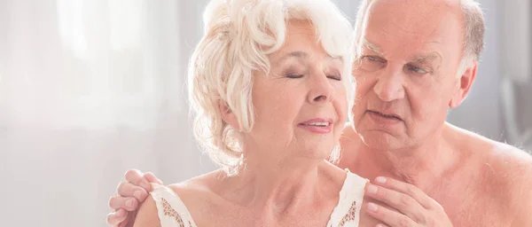 Senior zieht seine Frau aus — Stockfoto