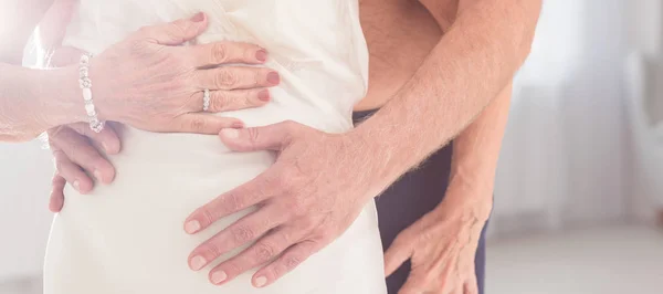 Senior man zijn elegante vrouw omarmen — Stockfoto