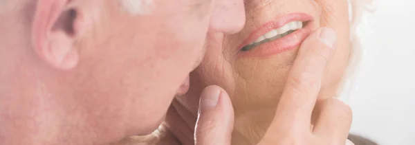 Senior man vrouw lippen aan te raken — Stockfoto