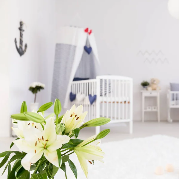 Λευκό μινιμαλιστικό μωρό δωμάτιο — Φωτογραφία Αρχείου
