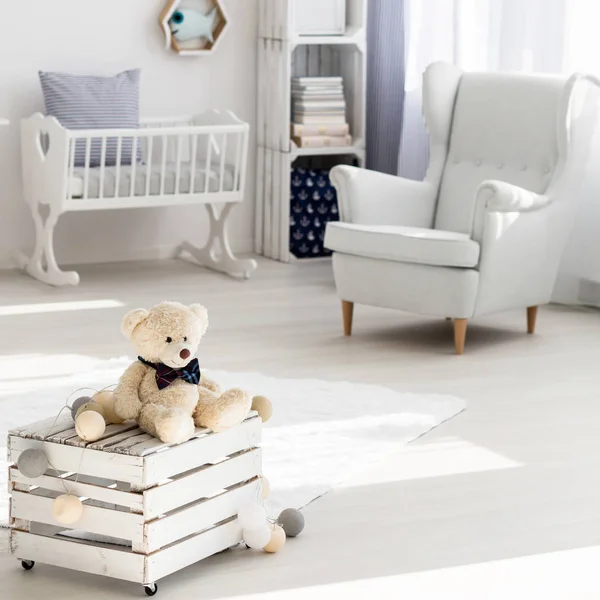 Elegante baby room con mobili bianchi — Foto Stock