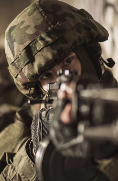 Żołnierz w kask, wskazując broń — Zdjęcie stockowe