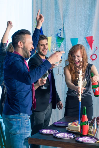 Celebración de cumpleaños y amigos — Foto de Stock