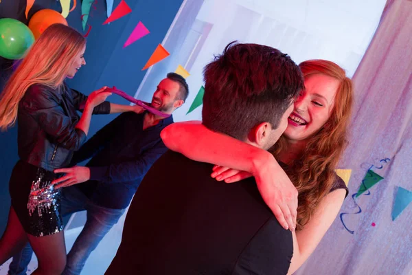 Parejas en una fiesta — Foto de Stock