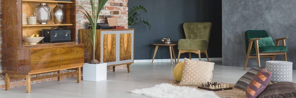 Resesäng för rum med gamla möbler — Stockfoto