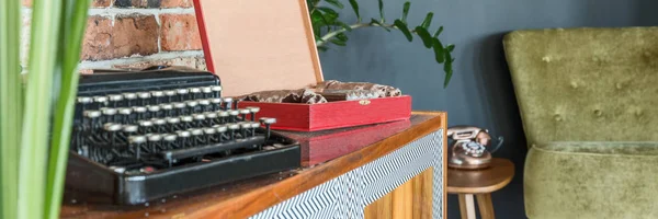 Máquina de escribir sobre étnica, cómoda de madera — Foto de Stock