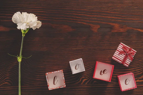 White carnation and gift boxes — Stock Photo, Image