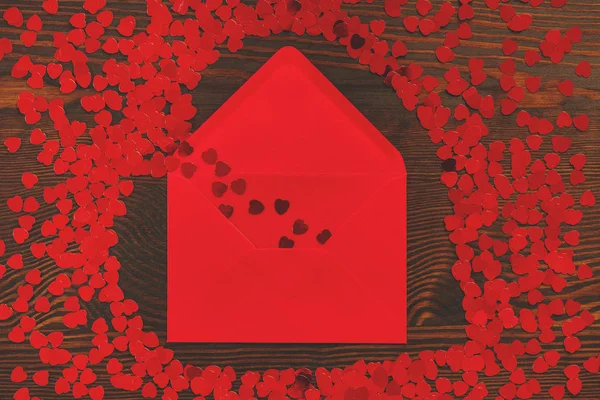 Red envelope and small hearts — Stock Photo, Image