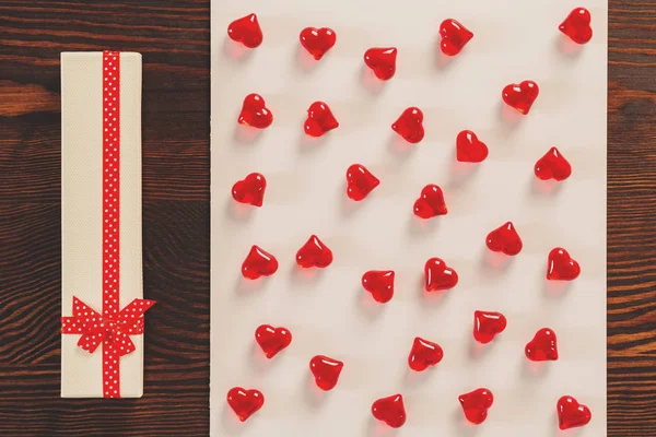 Scatola regalo e cuori di cristallo — Foto Stock